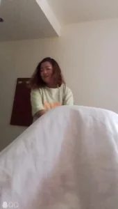 同小区留守少妇 送娃回来偷情